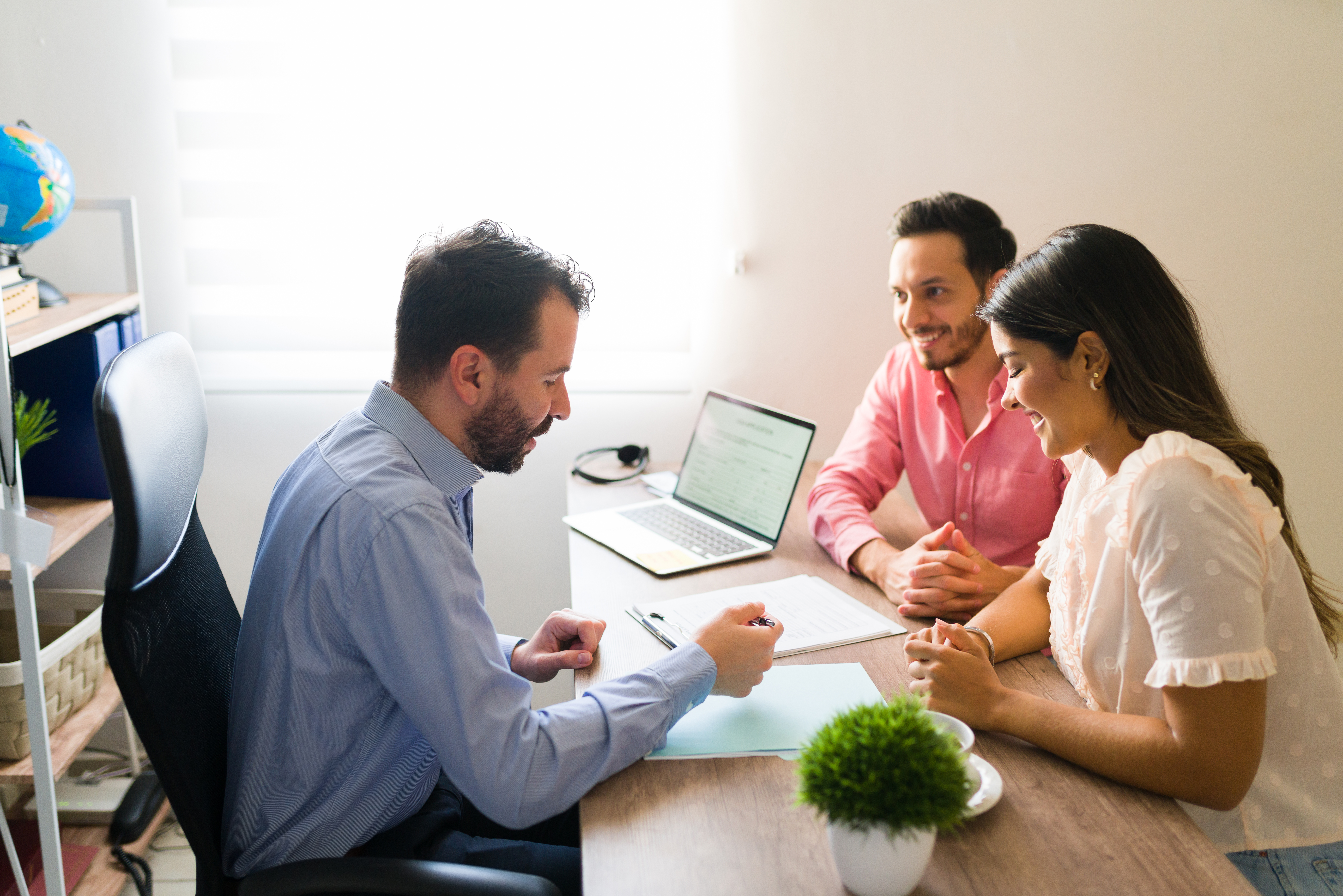 hispanic couple buying flights with a sales agent